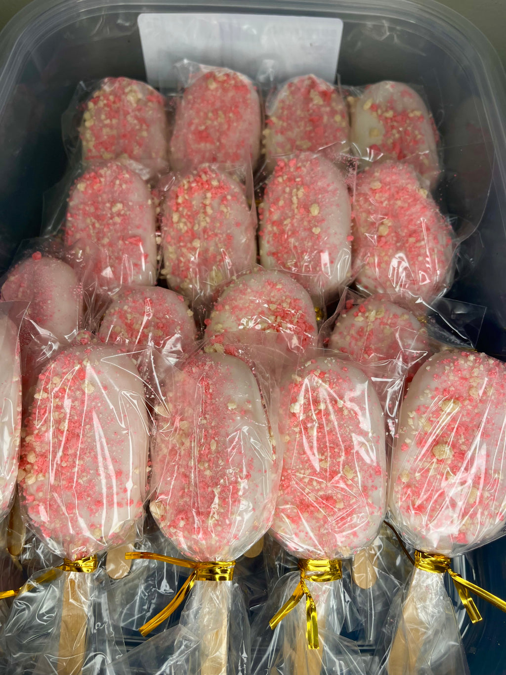 Strawberry Crunch Cake Pops 🍓